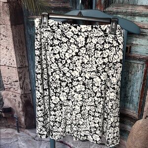 White House Black Market black & white‎ skirt, size medium, excellent condition